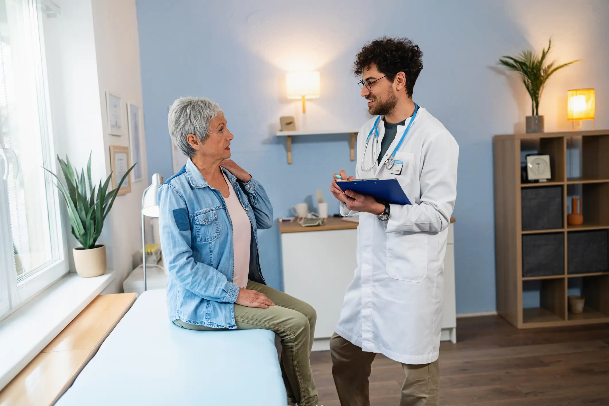 A woman explaining her neck pain to a doctor seeking immediate treatment in Maryland