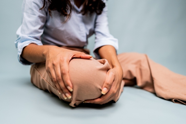 Woman with nerve pain in her knee