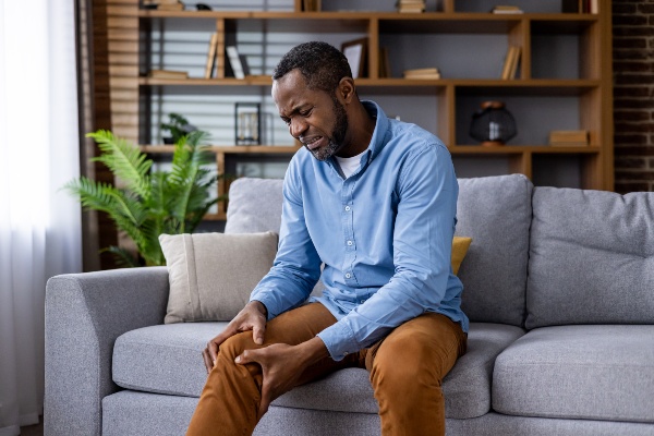 Man with pseudogout holding his knee in pain