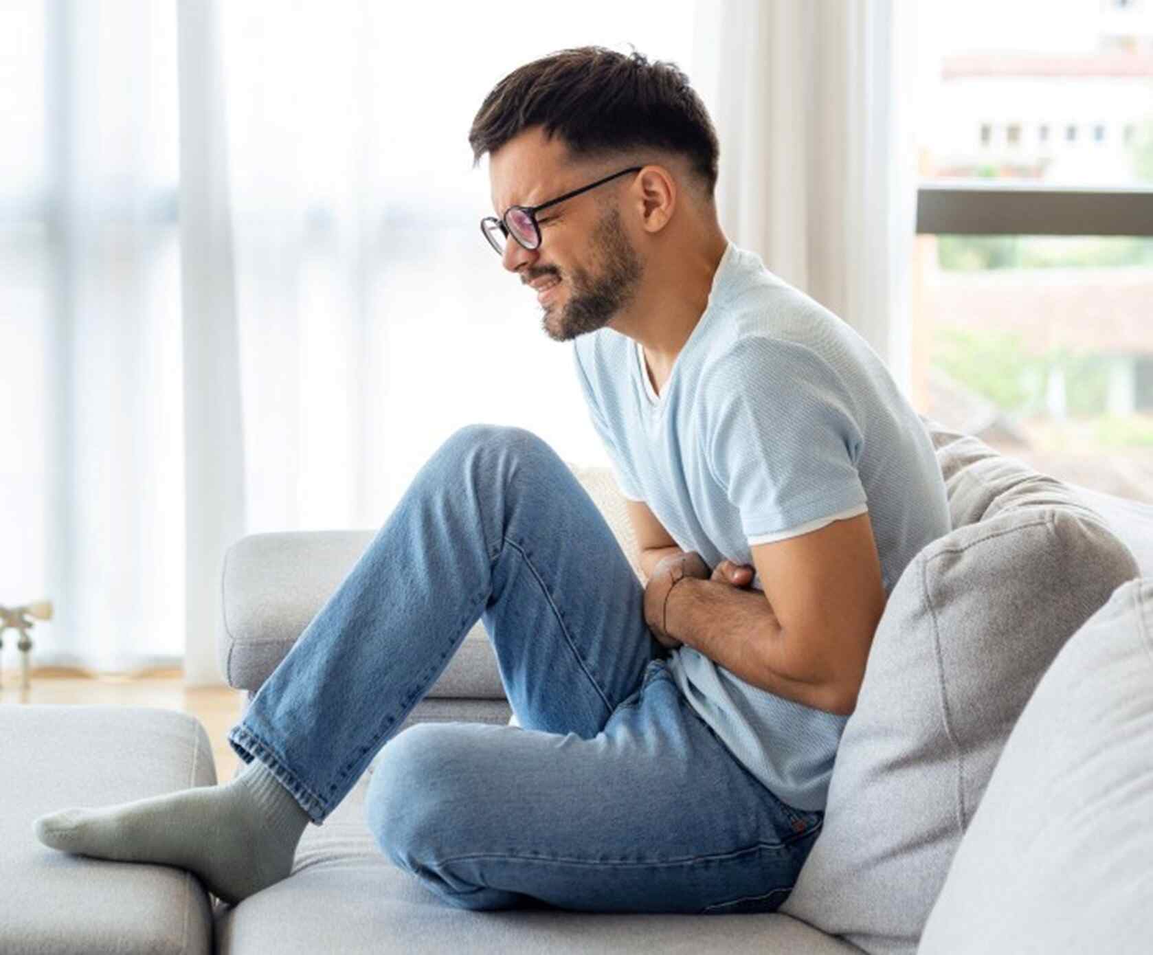 A man experiencing severe abdominal pain at his home in Maryland